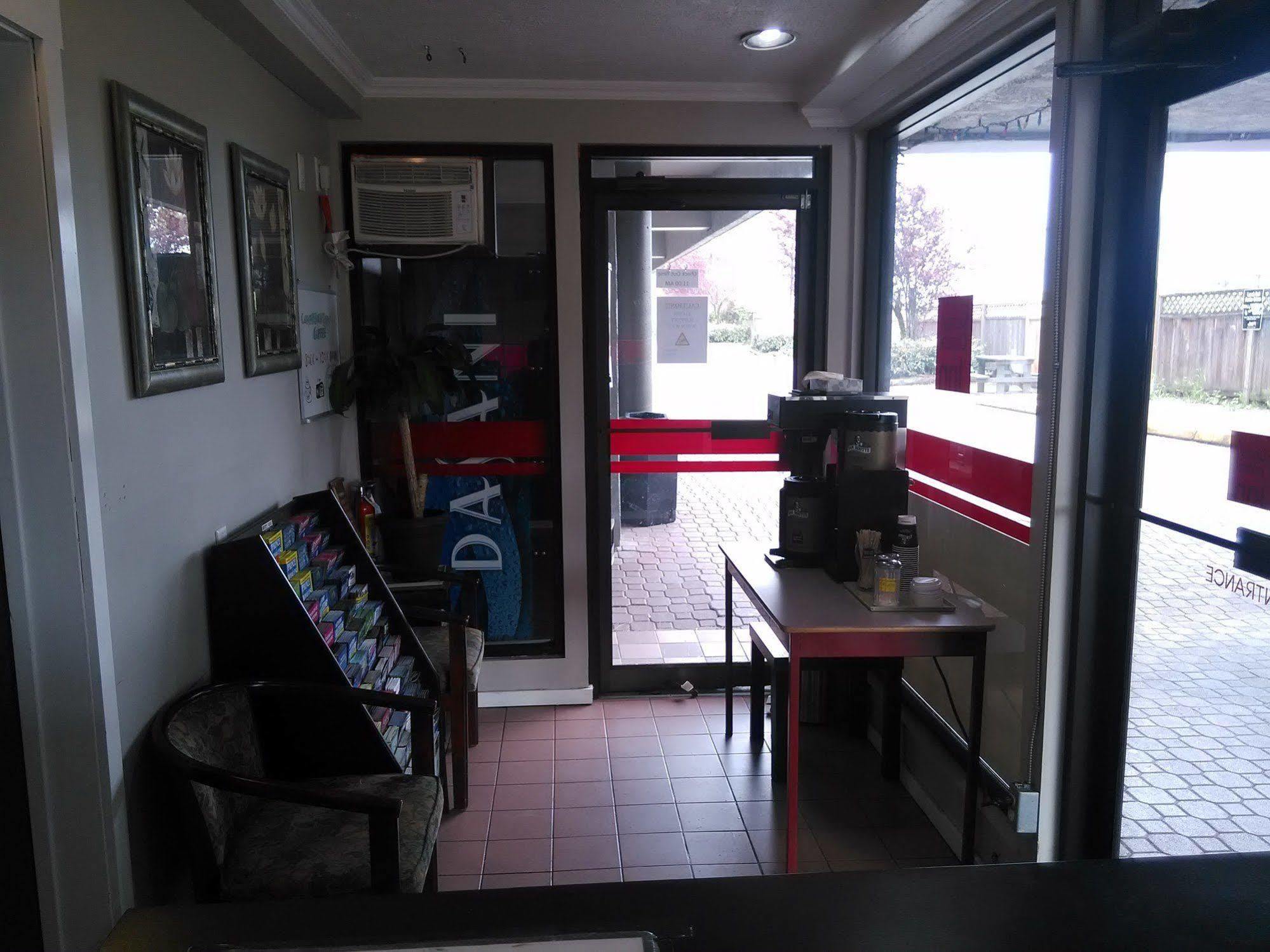 Travelodge By Wyndham Surrey Extérieur photo