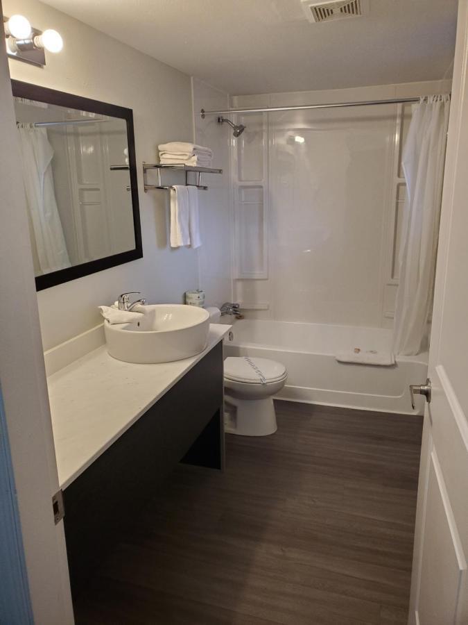 Travelodge By Wyndham Surrey Extérieur photo